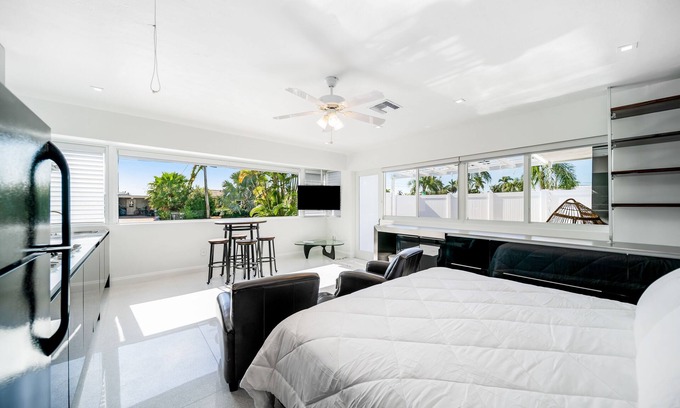 Coral Heights Apartamento | Dog-friendly studio with private hot tub, patio, enclosed yard, & full kitchen