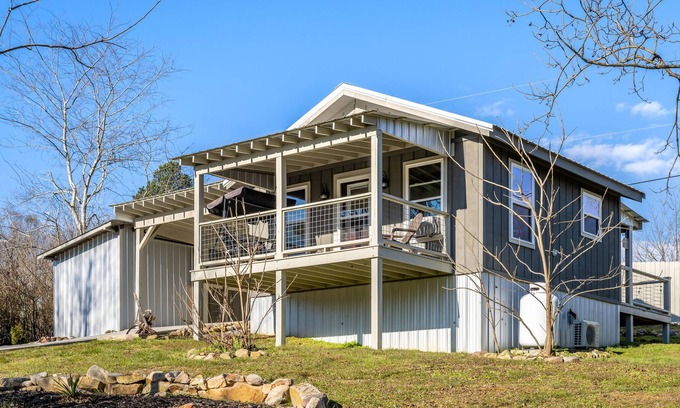Trenton Casa | Dog-friendly tiny cabin with washer/dryer, central AC, firepit