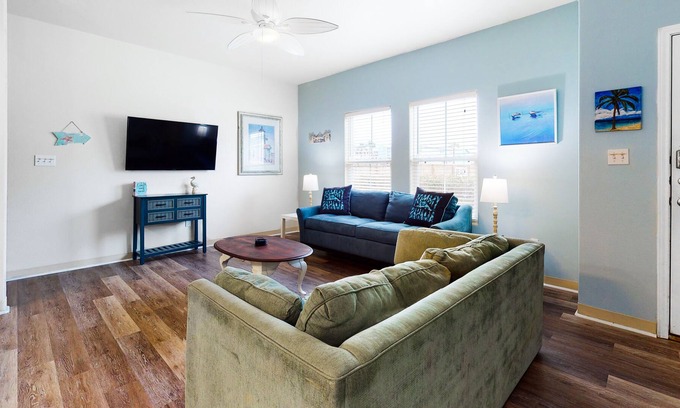 Corpus Christi Casa | Dog-Friendly Townhouse w/ Shared Pool, High-Speed WiFi, and Central AC!