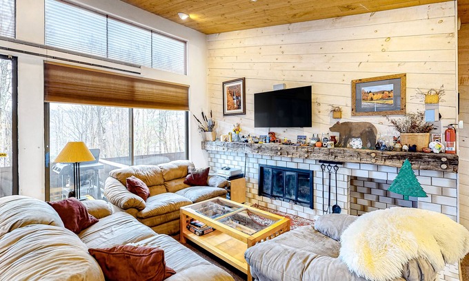 Forest Farms Casa | Dog-Friendly Two-Story House w/Free WiFi, Wood Fireplace, Gas Grill, Jetted Tub
