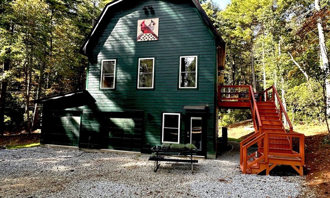 Hendersonville Casa | Dog Friendly Upscale Cottage with Treehouse Vibe Close to Town and Outdoor Fun