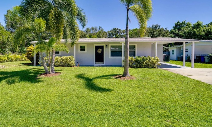 Vero Beach South Casa | Dog-Friendly Vero Beach Retreat with Porch and Grill!