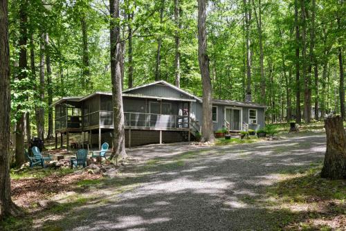 Great Cacapon Chalet De Esquí | Dog-Friendly w Hot Tub, Fire Pit & River Access