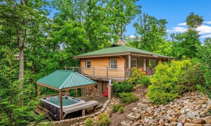 Gatlinburg Chalet De Esquí | Dog-friendly walk to town, skip in-town prkng GIANT hottub (A Stone's Throw)