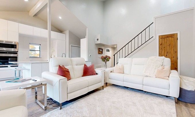 Horseshoe Bay Condominio | Dog-friendly waterfront retreat with a washer/dryer, furnished patio, & AC