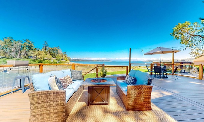 Coupeville Casa | Dog-friendly, waterfront dream home w/ furnished deck & kayaks