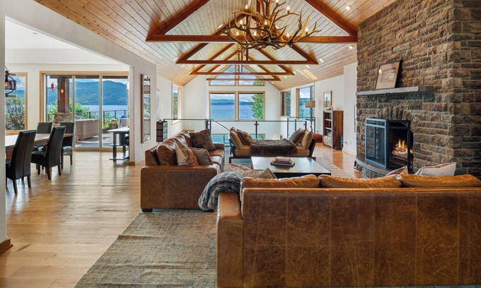 Ponder Point Casa | Dog Friendly Waterfront Estate | Sleeps 19!