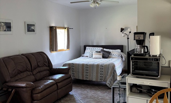 Worland Cabina | Dog friendly with fenced in back yard Peaceful cabin with AC in charming Worland