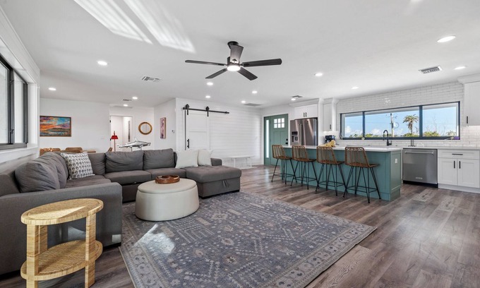 Sanibel Casa | Dog friendly (with owner approval) 5 bedroom/3 bath home in East Rocks.