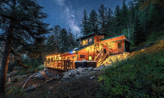 Jamestown Cabina | Dog-Friendly Year-Round Creekside Cabin Hot Tub 5.8 Acres