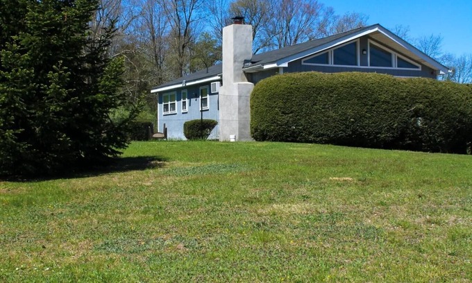 Saylorsburg Chalet De Esquí | Dog Lover's Chalet w/ Fenced-In Yard 10 MI to Waterparks/Hiking/Outlets/Casino