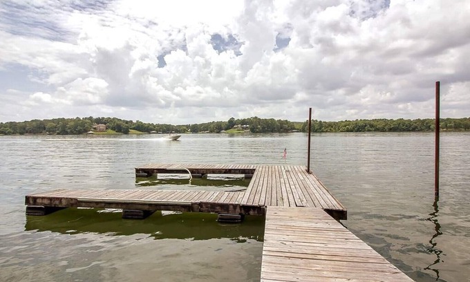Stemley Casa | DOGS LOVE THIS LAKEFRONT COZY COTTAGE