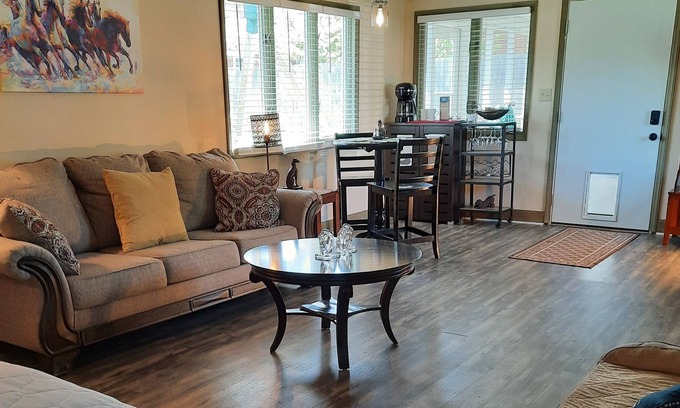 Lawrenceburg Apartamento | Dogs Welcome - Fenced Yard - Queen Studio - Horse Country - KY Bourbon Trail