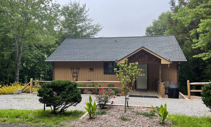 Hiawassee Cabina | Dogwood Cabin @ Laurel Mtn Cabins - Beautiful Mountain Views in a Quiet Setting