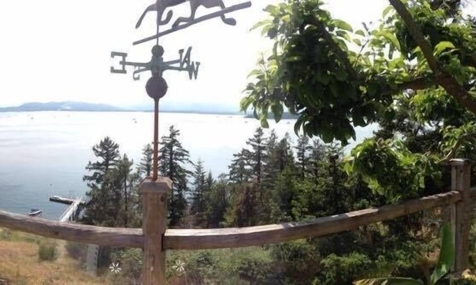 Salt Spring Island Cabaña | Cottage Dogwood Escapada romántica & Family friendly 1000 sq. Ft. Patio y Bañera de hidromasaje