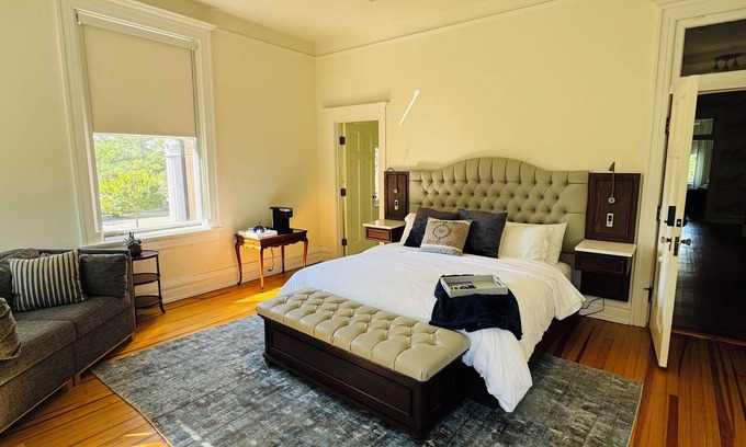 LaGrange Apartamento | Dogwood Suite- Truitt Vanderbilt - King bed with bath and bistro