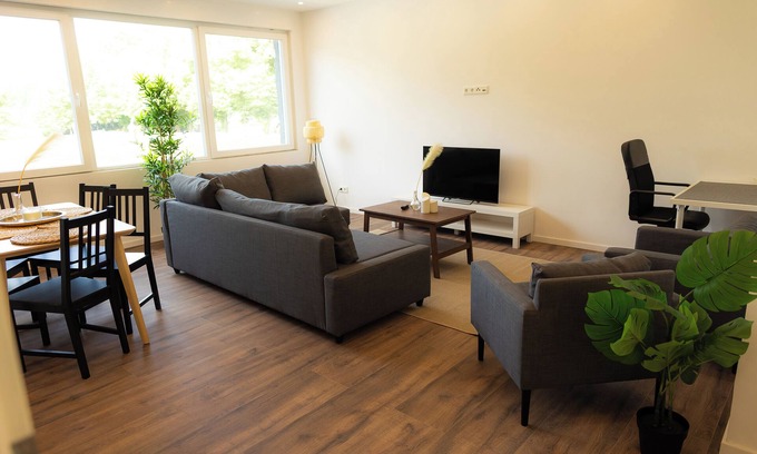 Innenstadt-Ost Apartamento | Dohann2. Bright and open apartment close to the center with private parking space in front of the door