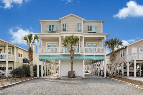 Ocean Isle Beach Casa | Doin` Time Canal Front home with elevator and extra living room