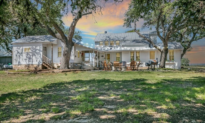 Stonewall Cabaña | Dollhouse | 1/1 | King Bed | Pet Friendly w/ Fee