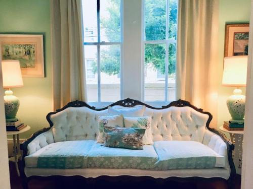 Mid-City Casa | DOLLHOUSE, HUGE 6 BR, French Quarter, STREETCAR sleeps 14!