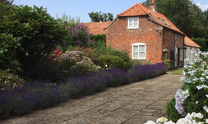 Thetford Cabaña | Dolls House Cottage - Self Contained Cottage, Beautiful Garden, Ample Parking