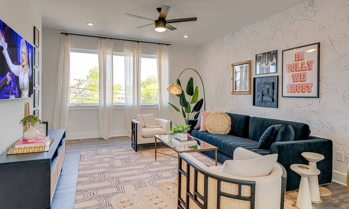 Hickman Casa | Dolly Day Dream - Minutes to Broadway