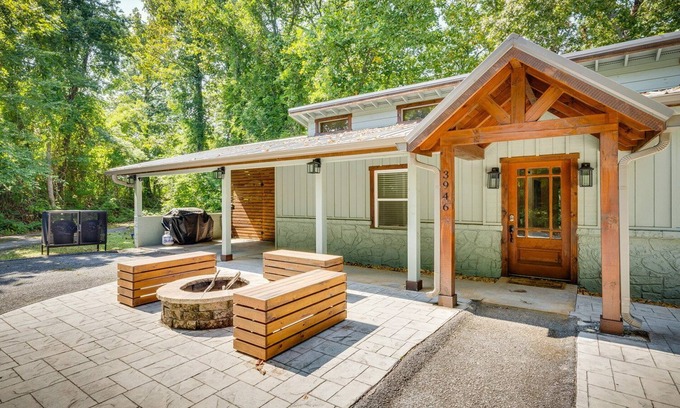 Caton Cabina | Dolly's Getaway - Fire pit, hot tub, and game room!