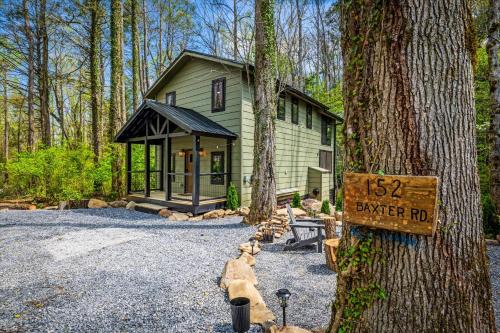 Rocky Grove Casa | Dollys Retreat & The Greenhouse - 450ft to trails