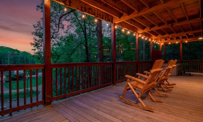 Pigeon Forge Cabina | Dollywood Delights by Ghosal Luxury Lodging