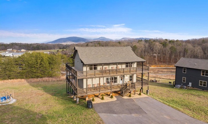 Sevierville Cabina | Dollywood Luxury Smoky Mtn Pool Cabin, Amazing view, Hot tub,Arcade, Pets ok