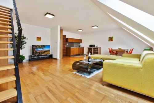 Banska Bystrica Apartamento | Dolná - mezonetový apartmán na námestí pre 4