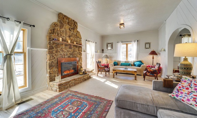 Lewis Cabaña | 'Dolorable' Home w/ Yard - Walk to River!