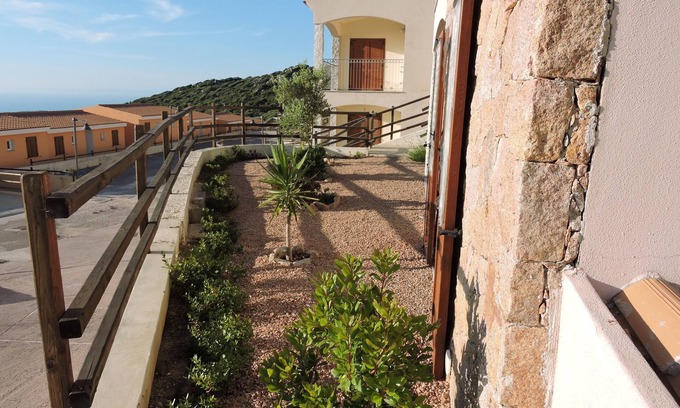Trinita d'Agultu Apartamento | Dolphin apartment with large sea view garden