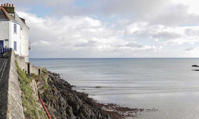 Portmellon Casa | Dolphin Cottage, Portmellon, waterside seaviews