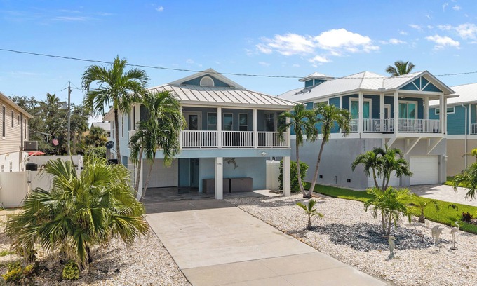 Mid Island Casa | *Dolphin Run Retreat*Awesome Ft. Myers Beach Home!!Steps to Ocean!