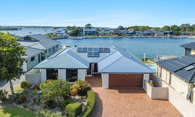 Yamba Casa | Dolphin Waters | Waterfront Delight