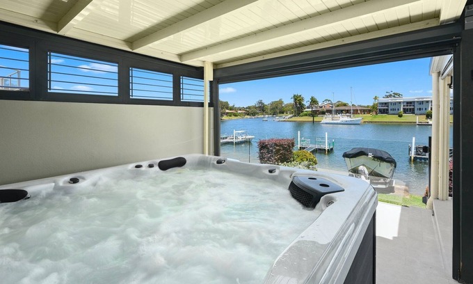 Port Macquarie Casa | Dolphin Way On The Canal - outdoor spa, private jetty