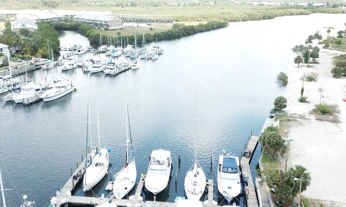 Ruskin Condominio | DOLPHINS🐬, BEACH step away, WIFI, FREE PARKING, POOLS, HOT TUB, POOL VIEW #509