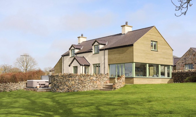 Brynsiencyn Cabaña | DOLWAENYDD, pet friendly, with hot tub in Brynsiencyn