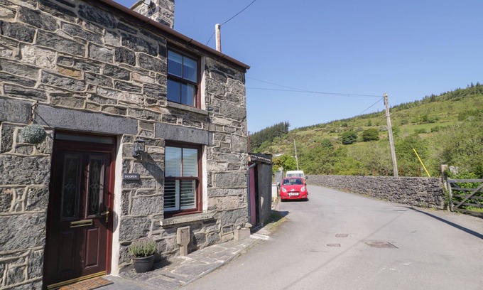 Penmachno Cabaña | DOLWEN, pet friendly, with open fire in Penmachno