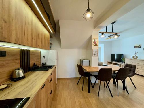 Velky Slavkov Apartamento | Domček pod lesom