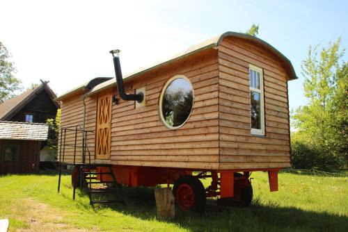 Burg Apartamento | Dom Žaba - Spreewaldatmosphäre im neu renovierten Bauwagen