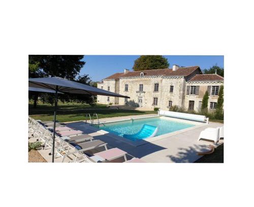 Monts-sur-Guesnes Cama Y Desayuno | Domaine de Bourgville