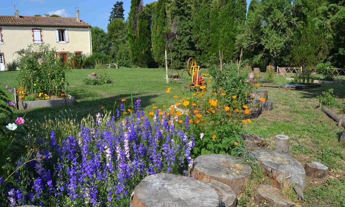 Mazerolles-du-Razes Casa | Domaine de Buscail, charming gîte. Swimming pool, park and gardens, magnificent views.