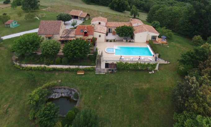 Sarlat-la-Caneda Casa | Domaine de l'Homme: la casa roja con piscina