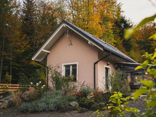Ustron Casa | Domek Pierwiosnek Ustroń - cisza, las, balia i totalny relaks - Ucieknij od zgiełku i poczuj spokój natury