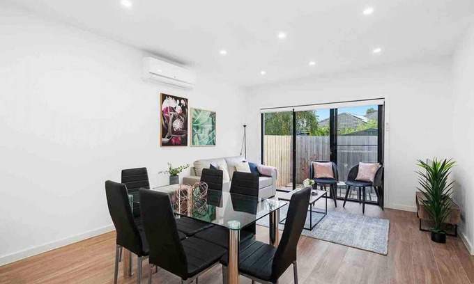 Moorabbin Casa | Domi Rentals - The Hampton Homes