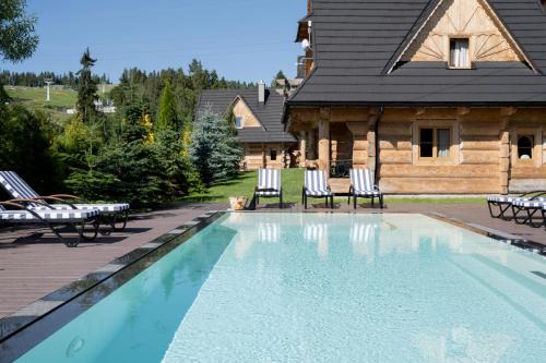 Bialka Tatrzanska Chalet De Esquí | Domki w Białce WOODHOUSE- Twój górski azyl przy stoku, z basenem i relaksem w saunie