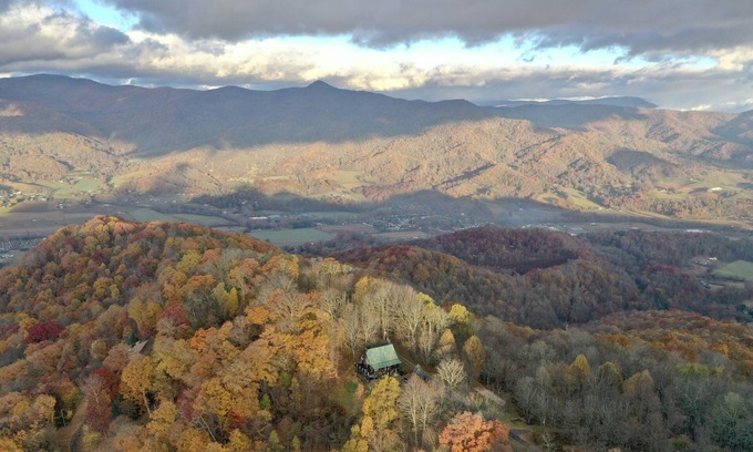 Waynesville Cabina | ¡No te pierdas esta vista! Retiro de montaña aislado con bañera de hidromasaje y pozo de herradura