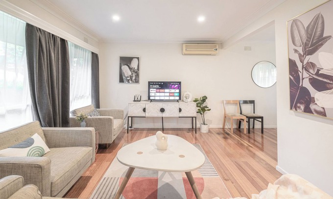 Doncaster East Casa | This house is a 2 bedroom(s), 1 bathrooms, located in Doncaster East, VIC.